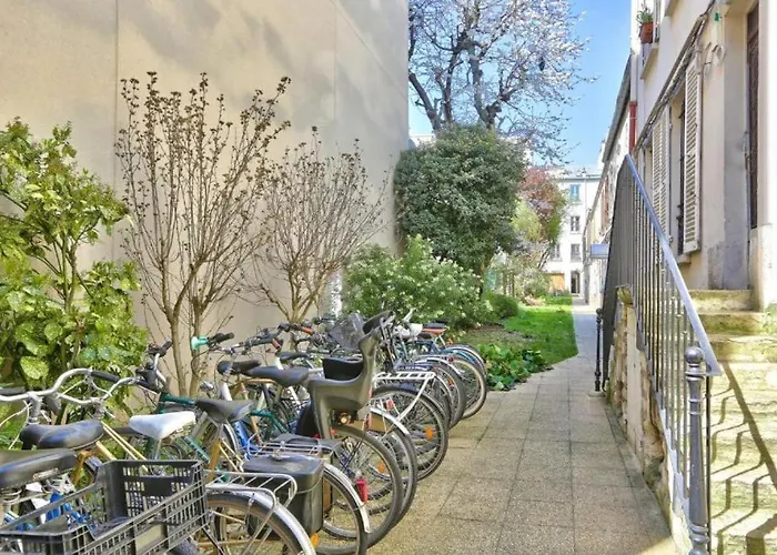 Calme Et Verdure A Paris
